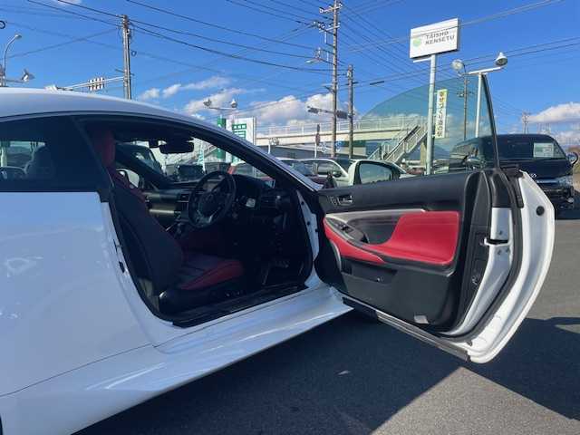 レクサス ＲＣ 350 Fスポーツ 静岡県 2015(平27)年 3.8万km ホワイトノーヴァガラスフレーク ●純正ナビ/（フルセグ/CD/DVD/Bluetooth）/●バックカメラ/●赤革シート/●運転席＆助手席シートヒーター/●運転席助手席パワーシート/●運転席シートメモリー/●レーダークルーズコントロール/●プリクラッシュセーフティー/●レーントレーシングアシスト/●ブラインドスポットモニター/●LEDヘッドライト/●オートライト/●オートマチックハイビーム/●フォグランプ/●革巻きステアリング/●ステアリングスイッチ/●パドルシフト/●チルト＆テレスコピックステアリング/●ステアリングヒーター/●電動格納ウインカーミラー/●ETC/●純正フロアマット/●自動防眩ミラー/●前方ドライブレコーダー/●レーダー探知機（AR-G100A）/●ISOFIX/●プッシュスタート/●スマートキー/●純正19インチアルミホイール/●ダブル+サイド+カーテンSRS+ABS