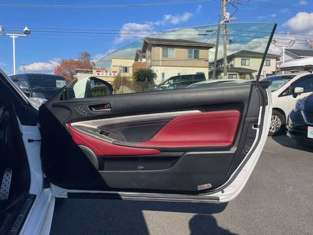 レクサス ＲＣ 350 Fスポーツ 静岡県 2015(平27)年 3.8万km ホワイトノーヴァガラスフレーク ●純正ナビ/（フルセグ/CD/DVD/Bluetooth）/●バックカメラ/●赤革シート/●運転席＆助手席シートヒーター/●運転席助手席パワーシート/●運転席シートメモリー/●レーダークルーズコントロール/●プリクラッシュセーフティー/●レーントレーシングアシスト/●ブラインドスポットモニター/●LEDヘッドライト/●オートライト/●オートマチックハイビーム/●フォグランプ/●革巻きステアリング/●ステアリングスイッチ/●パドルシフト/●チルト＆テレスコピックステアリング/●ステアリングヒーター/●電動格納ウインカーミラー/●ETC/●純正フロアマット/●自動防眩ミラー/●前方ドライブレコーダー/●レーダー探知機（AR-G100A）/●ISOFIX/●プッシュスタート/●スマートキー/●純正19インチアルミホイール/●ダブル+サイド+カーテンSRS+ABS