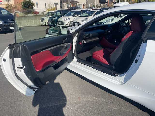 レクサス ＲＣ 350 Fスポーツ 静岡県 2015(平27)年 3.8万km ホワイトノーヴァガラスフレーク ●純正ナビ/（フルセグ/CD/DVD/Bluetooth）/●バックカメラ/●赤革シート/●運転席＆助手席シートヒーター/●運転席助手席パワーシート/●運転席シートメモリー/●レーダークルーズコントロール/●プリクラッシュセーフティー/●レーントレーシングアシスト/●ブラインドスポットモニター/●LEDヘッドライト/●オートライト/●オートマチックハイビーム/●フォグランプ/●革巻きステアリング/●ステアリングスイッチ/●パドルシフト/●チルト＆テレスコピックステアリング/●ステアリングヒーター/●電動格納ウインカーミラー/●ETC/●純正フロアマット/●自動防眩ミラー/●前方ドライブレコーダー/●レーダー探知機（AR-G100A）/●ISOFIX/●プッシュスタート/●スマートキー/●純正19インチアルミホイール/●ダブル+サイド+カーテンSRS+ABS