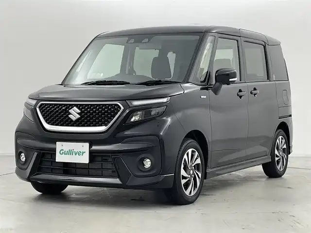 スズキ ソリオ バンディット HV MV 群馬県 2023(令5)年 0.1万km未満 スーパーブラックパール 純正9インチディスプレイオーディオ＋ナビ機能付/(AM/FM/Bluetooth/フルセグTV/CD/DVD//AppleCarPlay/AndroidAuto)/全方位モニター/＝＝＝＝＝＝/アダプティブクルーズコントロール/ヘッドアップディスプレイ/スズキセーフティサポート/ ・デュアルカメラブレーキサポート/ ・後退時ブレーキサポート/ ・車線逸脱抑制制御機能/ ・車線逸脱警報機能/ ・パーキングソナー/ ・横滑り防止装置/ ・ハイビームアシスト/両側パワースライドドア/前席シートヒーター/LEDヘッドライト/プッシュスタート/スマートキー/スペアキー有