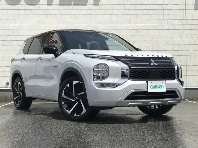 三菱 アウトランダー ＰＨＥＶ P 富山県 2022(令4)年 3.2万km ホワイトダイヤモンド 4WD/サンルーフ/BOSEサウンド/純正ナビ/フルセグTV/Bluetooth/全周囲カメラ/前後ドライブレコーダー/衝突被害軽減ブレーキ/コーナーセンサー/レーンキープアシスト/ブラインドスポットモニター/レーダークルーズコントロール/レザーシート/メモリー付パワーシート/電動リアゲート/シートヒーター/ハンドルヒーター/ETC2.0/社外AWスタッドレスタイヤ車載