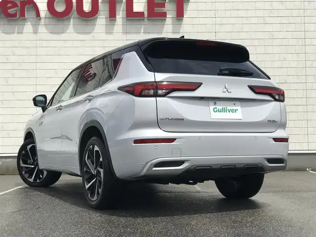 三菱 アウトランダー ＰＨＥＶ P 富山県 2022(令4)年 3.2万km ホワイトダイヤモンド 4WD/サンルーフ/BOSEサウンド/純正ナビ/フルセグTV/Bluetooth/全周囲カメラ/前後ドライブレコーダー/衝突被害軽減ブレーキ/コーナーセンサー/レーンキープアシスト/ブラインドスポットモニター/レーダークルーズコントロール/レザーシート/メモリー付パワーシート/電動リアゲート/シートヒーター/ハンドルヒーター/ETC2.0/社外AWスタッドレスタイヤ車載