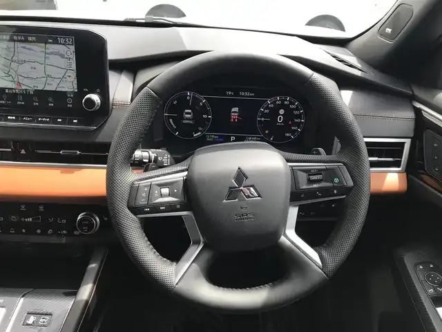 三菱 アウトランダー ＰＨＥＶ P 富山県 2022(令4)年 3.2万km ホワイトダイヤモンド 4WD/サンルーフ/BOSEサウンド/純正ナビ/フルセグTV/Bluetooth/全周囲カメラ/前後ドライブレコーダー/衝突被害軽減ブレーキ/コーナーセンサー/レーンキープアシスト/ブラインドスポットモニター/レーダークルーズコントロール/レザーシート/メモリー付パワーシート/電動リアゲート/シートヒーター/ハンドルヒーター/ETC2.0/社外AWスタッドレスタイヤ車載