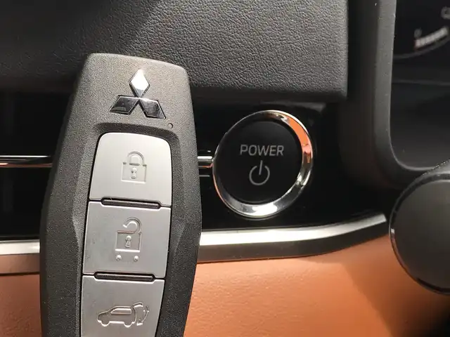 三菱 アウトランダー ＰＨＥＶ P 富山県 2022(令4)年 3.2万km ホワイトダイヤモンド 4WD/サンルーフ/BOSEサウンド/純正ナビ/フルセグTV/Bluetooth/全周囲カメラ/前後ドライブレコーダー/衝突被害軽減ブレーキ/コーナーセンサー/レーンキープアシスト/ブラインドスポットモニター/レーダークルーズコントロール/レザーシート/メモリー付パワーシート/電動リアゲート/シートヒーター/ハンドルヒーター/ETC2.0/社外AWスタッドレスタイヤ車載