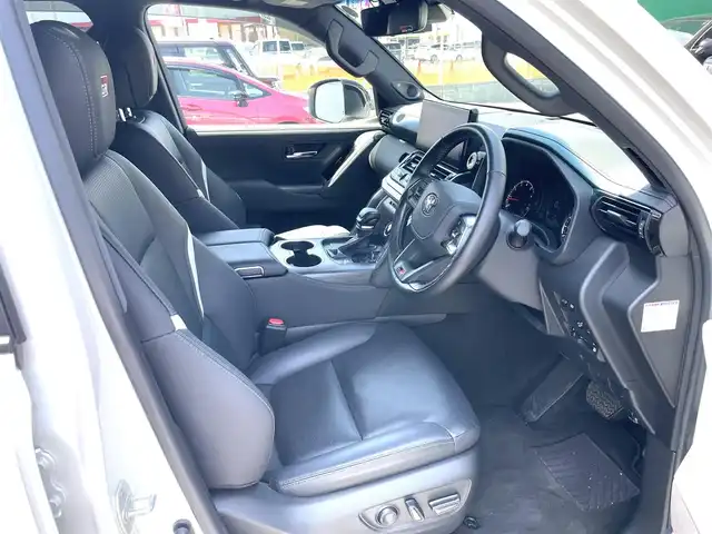 トヨタ ランドクルーザー GRスポーツ 栃木県 2023(令5)年 1.4万km プレシャスホワイトパール Pantheraセキュリティ/電動格納サードシート/ヘッドアップディスプレイ/ヘッドレストモニター/サイドステップ/トヨタセーフティセンス/サンルーフ/JBLプレミアムサウンドシステム/純正12.3インチナビ/CD/DVD/BT/フルセグ/MSV/Miracast/パワーバックドア/レーダークルーズコントロール/LEDオートライト/オートハイビーム/レザーシート/前席・2列目シートヒーター/前席・2列目シートベンチレーション/前席パワーシート（運転席メモリー機能付き）/クリアランスソナー/前後ドライブレコーダー/ブラインドスポットモニター/パーキングサポートブレーキ/オートブレーキホールド/クールボックス/ブラックルーフレール/ステアリングヒーター/ステアリングスイッチ/スペアキー１/ビルトインETC2.0/4WD