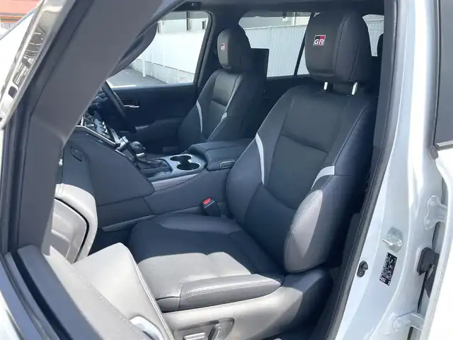 トヨタ ランドクルーザー GRスポーツ 栃木県 2023(令5)年 1.4万km プレシャスホワイトパール Pantheraセキュリティ/電動格納サードシート/ヘッドアップディスプレイ/ヘッドレストモニター/サイドステップ/トヨタセーフティセンス/サンルーフ/JBLプレミアムサウンドシステム/純正12.3インチナビ/CD/DVD/BT/フルセグ/MSV/Miracast/パワーバックドア/レーダークルーズコントロール/LEDオートライト/オートハイビーム/レザーシート/前席・2列目シートヒーター/前席・2列目シートベンチレーション/前席パワーシート（運転席メモリー機能付き）/クリアランスソナー/前後ドライブレコーダー/ブラインドスポットモニター/パーキングサポートブレーキ/オートブレーキホールド/クールボックス/ブラックルーフレール/ステアリングヒーター/ステアリングスイッチ/スペアキー１/ビルトインETC2.0/4WD