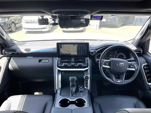 トヨタ ランドクルーザー GRスポーツ 栃木県 2023(令5)年 1.4万km プレシャスホワイトパール トヨタセーフティセンス/サンルーフ/JBLプレミアムサウンドシステム/リヤシートエンターテインメントシステム/純正12.3インチナビ/CD/DVD/BT/フルセグ/MSV/Miracast/パワーバックドア/レーダークルーズコントロール/ルーフレール/クールボックス/ビルトインETC2.0/4WD/Pantheraセキュリティ/電動格納サードシート/ヘッドアップディスプレイ/サイドステップ/LEDオートライト/オートハイビーム/レザーシート/前席・2列目シートヒーター/前席・2列目シートベンチレーション/前席パワーシート（運転席メモリー機能付き）/クリアランスソナー/前後ドライブレコーダー/ブラインドスポットモニター/パーキングサポートブレーキ/オートブレーキホールド/ステアリングヒーター/ステアリングスイッチ/取扱説明書/保証書/スペアキー１