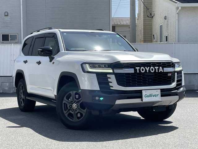 トヨタ ランドクルーザー GRスポーツ 栃木県 2023(令5)年 1.4万km プレシャスホワイトパール トヨタセーフティセンス/サンルーフ/JBLプレミアムサウンドシステム/リヤシートエンターテインメントシステム/純正12.3インチナビ/CD/DVD/BT/フルセグ/MSV/Miracast/パワーバックドア/レーダークルーズコントロール/ルーフレール/クールボックス/ビルトインETC2.0/4WD/Pantheraセキュリティ/電動格納サードシート/ヘッドアップディスプレイ/サイドステップ/LEDオートライト/オートハイビーム/レザーシート/前席・2列目シートヒーター/前席・2列目シートベンチレーション/前席パワーシート（運転席メモリー機能付き）/クリアランスソナー/前後ドライブレコーダー/ブラインドスポットモニター/パーキングサポートブレーキ/オートブレーキホールド/ステアリングヒーター/ステアリングスイッチ/取扱説明書/保証書/スペアキー１