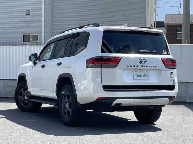 トヨタ ランドクルーザー GRスポーツ 栃木県 2023(令5)年 1.4万km プレシャスホワイトパール トヨタセーフティセンス/サンルーフ/JBLプレミアムサウンドシステム/リヤシートエンターテインメントシステム/純正12.3インチナビ/CD/DVD/BT/フルセグ/MSV/Miracast/パワーバックドア/レーダークルーズコントロール/ルーフレール/クールボックス/ビルトインETC2.0/4WD/Pantheraセキュリティ/電動格納サードシート/ヘッドアップディスプレイ/サイドステップ/LEDオートライト/オートハイビーム/レザーシート/前席・2列目シートヒーター/前席・2列目シートベンチレーション/前席パワーシート（運転席メモリー機能付き）/クリアランスソナー/前後ドライブレコーダー/ブラインドスポットモニター/パーキングサポートブレーキ/オートブレーキホールド/ステアリングヒーター/ステアリングスイッチ/取扱説明書/保証書/スペアキー１