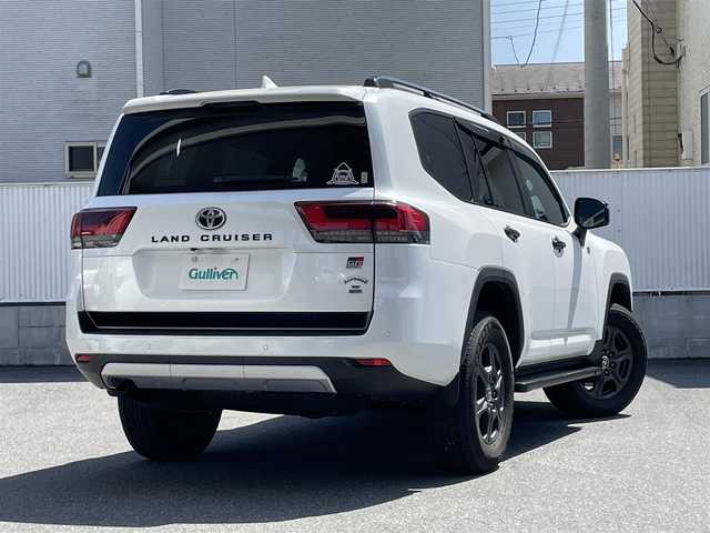 トヨタ ランドクルーザー GRスポーツ 栃木県 2023(令5)年 1.4万km プレシャスホワイトパール トヨタセーフティセンス/サンルーフ/JBLプレミアムサウンドシステム/リヤシートエンターテインメントシステム/純正12.3インチナビ/CD/DVD/BT/フルセグ/MSV/Miracast/パワーバックドア/レーダークルーズコントロール/ルーフレール/クールボックス/ビルトインETC2.0/4WD/Pantheraセキュリティ/電動格納サードシート/ヘッドアップディスプレイ/サイドステップ/LEDオートライト/オートハイビーム/レザーシート/前席・2列目シートヒーター/前席・2列目シートベンチレーション/前席パワーシート（運転席メモリー機能付き）/クリアランスソナー/前後ドライブレコーダー/ブラインドスポットモニター/パーキングサポートブレーキ/オートブレーキホールド/ステアリングヒーター/ステアリングスイッチ/取扱説明書/保証書/スペアキー１