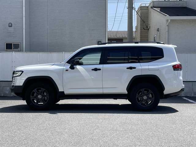 トヨタ ランドクルーザー GRスポーツ 栃木県 2023(令5)年 1.4万km プレシャスホワイトパール トヨタセーフティセンス/サンルーフ/JBLプレミアムサウンドシステム/リヤシートエンターテインメントシステム/純正12.3インチナビ/CD/DVD/BT/フルセグ/MSV/Miracast/パワーバックドア/レーダークルーズコントロール/ルーフレール/クールボックス/ビルトインETC2.0/4WD/Pantheraセキュリティ/電動格納サードシート/ヘッドアップディスプレイ/サイドステップ/LEDオートライト/オートハイビーム/レザーシート/前席・2列目シートヒーター/前席・2列目シートベンチレーション/前席パワーシート（運転席メモリー機能付き）/クリアランスソナー/前後ドライブレコーダー/ブラインドスポットモニター/パーキングサポートブレーキ/オートブレーキホールド/ステアリングヒーター/ステアリングスイッチ/取扱説明書/保証書/スペアキー１
