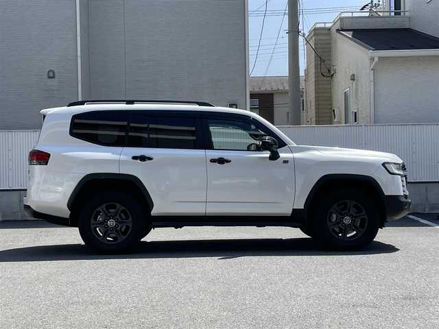 トヨタ ランドクルーザー GRスポーツ 栃木県 2023(令5)年 1.4万km プレシャスホワイトパール トヨタセーフティセンス/サンルーフ/JBLプレミアムサウンドシステム/リヤシートエンターテインメントシステム/純正12.3インチナビ/CD/DVD/BT/フルセグ/MSV/Miracast/パワーバックドア/レーダークルーズコントロール/ルーフレール/クールボックス/ビルトインETC2.0/4WD/Pantheraセキュリティ/電動格納サードシート/ヘッドアップディスプレイ/サイドステップ/LEDオートライト/オートハイビーム/レザーシート/前席・2列目シートヒーター/前席・2列目シートベンチレーション/前席パワーシート（運転席メモリー機能付き）/クリアランスソナー/前後ドライブレコーダー/ブラインドスポットモニター/パーキングサポートブレーキ/オートブレーキホールド/ステアリングヒーター/ステアリングスイッチ/取扱説明書/保証書/スペアキー１