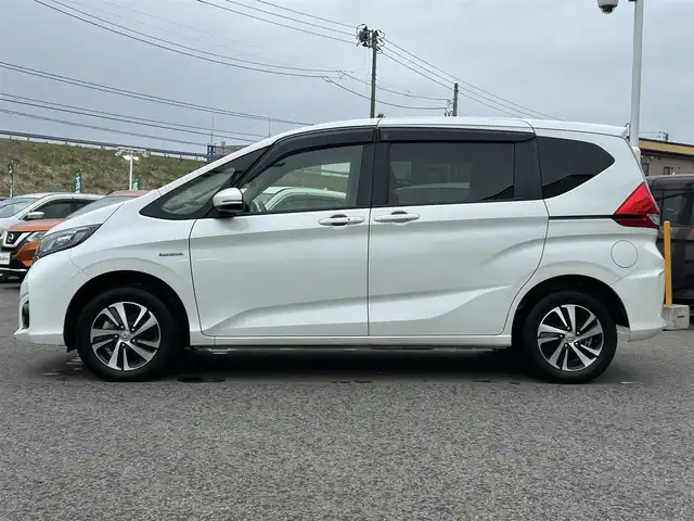 ホンダ フリード ハイブリット G ホンダセンシング 青森県 2017(平29)年 4.2万km ホワイトオーキッドパール ・寒冷地仕様/・4WD/・純正ナビ/・フルセグ/・CD/DVD/SD/USB/Bluetooth/・バックカメラ/・プッシュスタート/・スマートキー/・スペアキー1本/・ホンダセンシング/・横滑り防止/・オートライト/・クルーズコントロール（追従有）/・純正ビルドインETC/・ドライブレコーダー/・両側パワースライドドア/・シートヒーター（N＋D）/・純正フロアマット/・純正AW15インチ/・取扱説明書