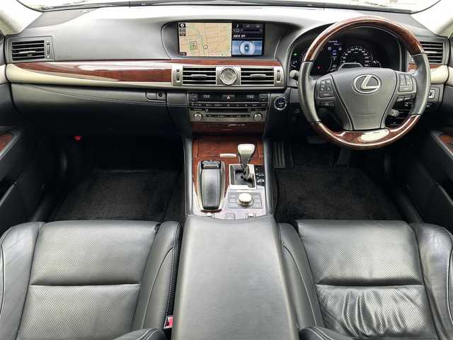 レクサス ＬＳ 600h バージョンC Iパック 滋賀県 2015(平27)年 6.4万km ブラック ガソリン（ハイブリッド）/4WD(F4)/CVT/ムーンルーフ/12.1インチ純正ナビ/(FM/AM/CD/DVD/フルセグ/Bluetooth)/ETC/ドライブレコーダー/バックカメラ/プリクラッシュブレーキアシスト	/レーダークルーズコントロール/レーンキープアシスト	/ブラインドスポットモニター/クリアランスソナー/電動サンシェード/運転席・助手席シートヒーター/運転席・助手席シートベンチレーション/シートメモリー/電動パーキング/電動格納ミラー/革巻きステアリング/ステアリングスイッチ/ステアリングヒーター/オートライト/LEDヘッドライト/フロントフォグ/自動防眩ルームミラー	/フルオートエアコン/プッシュスタート/スマートキー/純正フロアマット