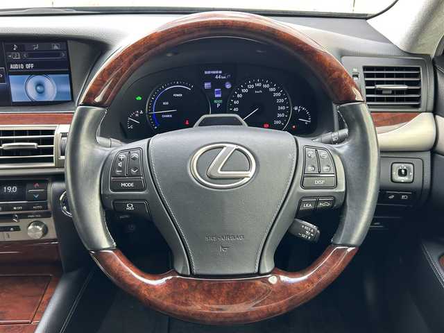 レクサス ＬＳ 600h バージョンC Iパック 滋賀県 2015(平27)年 6.4万km ブラック ガソリン（ハイブリッド）/4WD(F4)/CVT/ムーンルーフ/12.1インチ純正ナビ/(FM/AM/CD/DVD/フルセグ/Bluetooth)/ETC/ドライブレコーダー/バックカメラ/プリクラッシュブレーキアシスト	/レーダークルーズコントロール/レーンキープアシスト	/ブラインドスポットモニター/クリアランスソナー/電動サンシェード/運転席・助手席シートヒーター/運転席・助手席シートベンチレーション/シートメモリー/電動パーキング/電動格納ミラー/革巻きステアリング/ステアリングスイッチ/ステアリングヒーター/オートライト/LEDヘッドライト/フロントフォグ/自動防眩ルームミラー	/フルオートエアコン/プッシュスタート/スマートキー/純正フロアマット