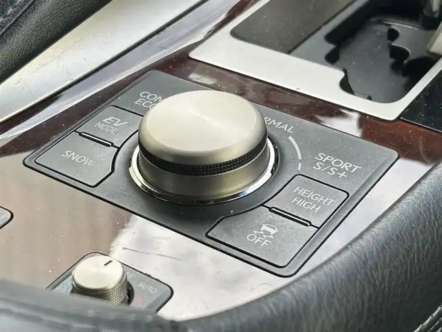 レクサス ＬＳ 600h バージョンC Iパック 滋賀県 2015(平27)年 6.4万km ブラック ガソリン（ハイブリッド）/4WD(F4)/CVT/ムーンルーフ/12.1インチ純正ナビ/(FM/AM/CD/DVD/フルセグ/Bluetooth)/ETC/ドライブレコーダー/バックカメラ/プリクラッシュブレーキアシスト	/レーダークルーズコントロール/レーンキープアシスト	/ブラインドスポットモニター/クリアランスソナー/電動サンシェード/運転席・助手席シートヒーター/運転席・助手席シートベンチレーション/シートメモリー/電動パーキング/電動格納ミラー/革巻きステアリング/ステアリングスイッチ/ステアリングヒーター/オートライト/LEDヘッドライト/フロントフォグ/自動防眩ルームミラー	/フルオートエアコン/プッシュスタート/スマートキー/純正フロアマット