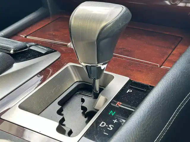 レクサス ＬＳ 600h バージョンC Iパック 滋賀県 2015(平27)年 6.4万km ブラック ガソリン（ハイブリッド）/4WD(F4)/CVT/ムーンルーフ/12.1インチ純正ナビ/(FM/AM/CD/DVD/フルセグ/Bluetooth)/ETC/ドライブレコーダー/バックカメラ/プリクラッシュブレーキアシスト	/レーダークルーズコントロール/レーンキープアシスト	/ブラインドスポットモニター/クリアランスソナー/電動サンシェード/運転席・助手席シートヒーター/運転席・助手席シートベンチレーション/シートメモリー/電動パーキング/電動格納ミラー/革巻きステアリング/ステアリングスイッチ/ステアリングヒーター/オートライト/LEDヘッドライト/フロントフォグ/自動防眩ルームミラー	/フルオートエアコン/プッシュスタート/スマートキー/純正フロアマット