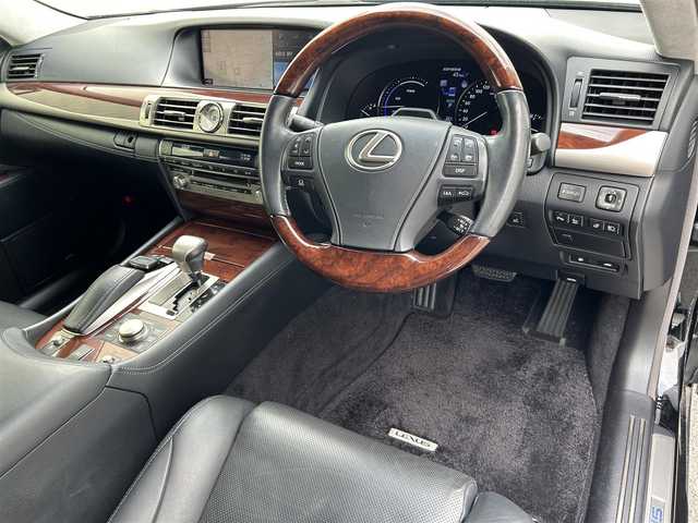 レクサス ＬＳ 600h バージョンC Iパック 滋賀県 2015(平27)年 6.4万km ブラック ガソリン（ハイブリッド）/4WD(F4)/CVT/ムーンルーフ/12.1インチ純正ナビ/(FM/AM/CD/DVD/フルセグ/Bluetooth)/ETC/ドライブレコーダー/バックカメラ/プリクラッシュブレーキアシスト	/レーダークルーズコントロール/レーンキープアシスト	/ブラインドスポットモニター/クリアランスソナー/電動サンシェード/運転席・助手席シートヒーター/運転席・助手席シートベンチレーション/シートメモリー/電動パーキング/電動格納ミラー/革巻きステアリング/ステアリングスイッチ/ステアリングヒーター/オートライト/LEDヘッドライト/フロントフォグ/自動防眩ルームミラー	/フルオートエアコン/プッシュスタート/スマートキー/純正フロアマット