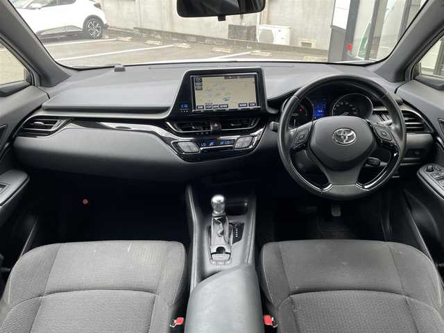 トヨタ Ｃ－ＨＲ S 佐賀県 2017(平29)年 6.8万km ホワイトパールクリスタルシャイン トヨタセーフティセンス/・プリクラッシュセーフティ/・レーダークルーズコントロール/・レーンディパーチャーアラート/・オートマチックハイビーム/純正9インチSDナビ/・バックカメラ/・フルセグTV/BT/CD/DVD/純正17インチAW/フォグランプ/オートライト/ETC2.０/プッシュスタート/トノカバー/電動格納ミラー/ドアバイザー/ヘッドライトレベライザー/エアバックW/サイド/カーテン