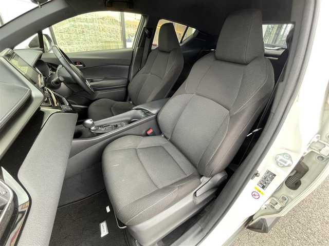 トヨタ Ｃ－ＨＲ S 佐賀県 2017(平29)年 6.8万km ホワイトパールクリスタルシャイン トヨタセーフティセンス/・プリクラッシュセーフティ/・レーダークルーズコントロール/・レーンディパーチャーアラート/・オートマチックハイビーム/純正9インチSDナビ/・バックカメラ/・フルセグTV/BT/CD/DVD/純正17インチAW/フォグランプ/オートライト/ETC2.０/プッシュスタート/トノカバー/電動格納ミラー/ドアバイザー/ヘッドライトレベライザー/エアバックW/サイド/カーテン