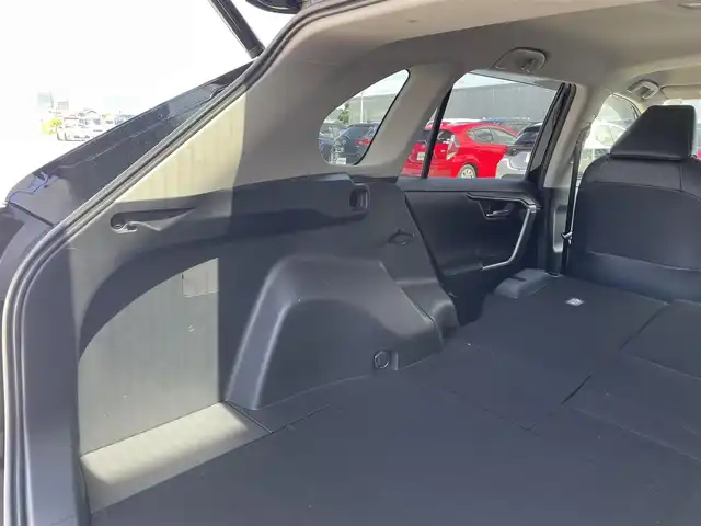 トヨタ ＲＡＶ４ G 滋賀県 2019(令1)年 4万km アティチュードブラックマイカ ガソリン/4WD/CVT/純正7インチナビ(NSZT-W68T)/【AM/FM/CD/DVD/SD/TVフルセグ/Bluetooth】/ビルトインETC/ドライブレコーダー/パワーバックドア/シートヒーター/エアシート/パワーシート/黒革シート/トヨタセーフティセンス/・プリクラッシュ/・レーンキープアシスト/・レーダークルーズコントロール（全車速追従機能付き）/・標識検知機能/バックカメラ/ブラインドスポットモニター/横滑り防止装置/電動サイドブレーキ/革巻きステアリング/ステアリングヒーター/ステアリングスイッチ/オートライト/LEDヘッドライト/電動格納ウインカーミラー/純正ドアバイザー/純正フロアマット