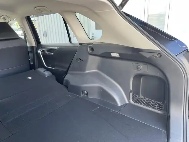 トヨタ ＲＡＶ４ G 滋賀県 2019(令1)年 4万km アティチュードブラックマイカ ガソリン/4WD/CVT/純正7インチナビ(NSZT-W68T)/【AM/FM/CD/DVD/SD/TVフルセグ/Bluetooth】/ビルトインETC/ドライブレコーダー/パワーバックドア/シートヒーター/エアシート/パワーシート/黒革シート/トヨタセーフティセンス/・プリクラッシュ/・レーンキープアシスト/・レーダークルーズコントロール（全車速追従機能付き）/・標識検知機能/バックカメラ/ブラインドスポットモニター/横滑り防止装置/電動サイドブレーキ/革巻きステアリング/ステアリングヒーター/ステアリングスイッチ/オートライト/LEDヘッドライト/電動格納ウインカーミラー/純正ドアバイザー/純正フロアマット