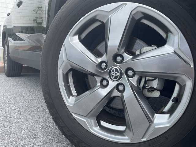 トヨタ ＲＡＶ４ G 滋賀県 2019(令1)年 4万km アティチュードブラックマイカ ガソリン/4WD/CVT/純正7インチナビ(NSZT-W68T)/【AM/FM/CD/DVD/SD/TVフルセグ/Bluetooth】/ビルトインETC/ドライブレコーダー/パワーバックドア/シートヒーター/エアシート/パワーシート/黒革シート/トヨタセーフティセンス/・プリクラッシュ/・レーンキープアシスト/・レーダークルーズコントロール（全車速追従機能付き）/・標識検知機能/バックカメラ/ブラインドスポットモニター/横滑り防止装置/電動サイドブレーキ/革巻きステアリング/ステアリングヒーター/ステアリングスイッチ/オートライト/LEDヘッドライト/電動格納ウインカーミラー/純正ドアバイザー/純正フロアマット