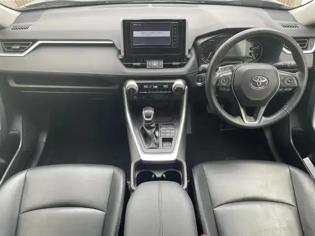 トヨタ ＲＡＶ４ G 滋賀県 2019(令1)年 4万km アティチュードブラックマイカ ガソリン/4WD/CVT/純正7インチナビ(NSZT-W68T)/【AM/FM/CD/DVD/SD/TVフルセグ/Bluetooth】/ビルトインETC/ドライブレコーダー/パワーバックドア/シートヒーター/エアシート/パワーシート/黒革シート/トヨタセーフティセンス/・プリクラッシュ/・レーンキープアシスト/・レーダークルーズコントロール（全車速追従機能付き）/・標識検知機能/バックカメラ/ブラインドスポットモニター/横滑り防止装置/電動サイドブレーキ/革巻きステアリング/ステアリングヒーター/ステアリングスイッチ/オートライト/LEDヘッドライト/電動格納ウインカーミラー/純正ドアバイザー/純正フロアマット