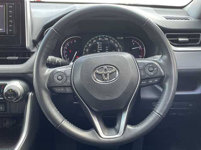 トヨタ ＲＡＶ４ G 滋賀県 2019(令1)年 4万km アティチュードブラックマイカ ガソリン/4WD/CVT/純正7インチナビ(NSZT-W68T)/【AM/FM/CD/DVD/SD/TVフルセグ/Bluetooth】/ビルトインETC/ドライブレコーダー/パワーバックドア/シートヒーター/エアシート/パワーシート/黒革シート/トヨタセーフティセンス/・プリクラッシュ/・レーンキープアシスト/・レーダークルーズコントロール（全車速追従機能付き）/・標識検知機能/バックカメラ/ブラインドスポットモニター/横滑り防止装置/電動サイドブレーキ/革巻きステアリング/ステアリングヒーター/ステアリングスイッチ/オートライト/LEDヘッドライト/電動格納ウインカーミラー/純正ドアバイザー/純正フロアマット