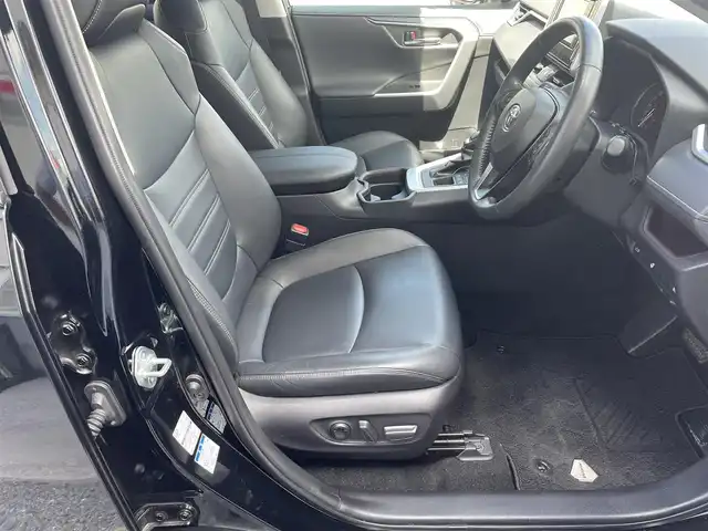 トヨタ ＲＡＶ４ G 滋賀県 2019(令1)年 4万km アティチュードブラックマイカ ガソリン/4WD/CVT/純正7インチナビ(NSZT-W68T)/【AM/FM/CD/DVD/SD/TVフルセグ/Bluetooth】/ビルトインETC/ドライブレコーダー/パワーバックドア/シートヒーター/エアシート/パワーシート/黒革シート/トヨタセーフティセンス/・プリクラッシュ/・レーンキープアシスト/・レーダークルーズコントロール（全車速追従機能付き）/・標識検知機能/バックカメラ/ブラインドスポットモニター/横滑り防止装置/電動サイドブレーキ/革巻きステアリング/ステアリングヒーター/ステアリングスイッチ/オートライト/LEDヘッドライト/電動格納ウインカーミラー/純正ドアバイザー/純正フロアマット