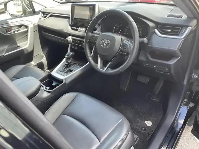 トヨタ ＲＡＶ４ G 滋賀県 2019(令1)年 4万km アティチュードブラックマイカ ガソリン/4WD/CVT/純正7インチナビ(NSZT-W68T)/【AM/FM/CD/DVD/SD/TVフルセグ/Bluetooth】/ビルトインETC/ドライブレコーダー/パワーバックドア/シートヒーター/エアシート/パワーシート/黒革シート/トヨタセーフティセンス/・プリクラッシュ/・レーンキープアシスト/・レーダークルーズコントロール（全車速追従機能付き）/・標識検知機能/バックカメラ/ブラインドスポットモニター/横滑り防止装置/電動サイドブレーキ/革巻きステアリング/ステアリングヒーター/ステアリングスイッチ/オートライト/LEDヘッドライト/電動格納ウインカーミラー/純正ドアバイザー/純正フロアマット