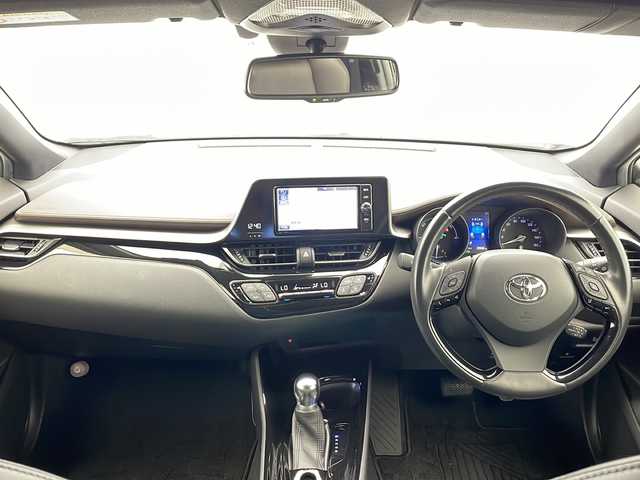 トヨタ Ｃ－ＨＲ G 千葉県 2018(平30)年 2.6万km ホワイトパールクリスタルシャイン モデリスタエアロ/レーダークルーズコントロール/コーナーセンサー前後/レーンキープアシスト/衝突軽減システム/純正SDナビ（NSZT-W66T）/　Bluetooth/フルセグTV/CD/DVD/バックカメラ/純正ビルトインETC/ハーフレザーシート/純正フロアマット/LEDヘッドライト/オートライト/オートハイビーム/純正18インチアルミホイール