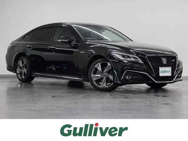 トヨタ クラウン ハイブリッド RS 三重県 2018(平30)年 1.3万km プレシャスブラックパール ハイブリッド/FR/MTモード付フロアCVT/純正 8インチナビ/（AM/FM/CD/DVD/Blu-ray/SDREC/SD/USB/Bluetooth/Miracast/AUX/TV）/バックガイドモニター/ドライブレコーダー 前方/ビルトイン ETC2.0/Toyota Safety Sense/・プリクラッシュセーフティ/・レーントレーシングアシスト/・レーダークルコン/・ロードサインアシスト/・【OP】アダプティブハイビームシステム/・ブラインドスポットモニター＋リヤクロストラフィックオートブレーキ/・インテリジェントクリアランスソナー［パーキングサポートブレーキ（静止物）］/など/装備/・【OP】3眼LEDヘッドランプ/・シートヒーター（D/N）/・ステアリングヒーター/・パワーシート（D8way＋ランバーサポート/N4way（肩口スイッチ付））/・カラーヘッドアップディスプレイ/・左右独立オートエアコン/・雨滴感応式フロントワイパー/・オートライト/・純正18inAW/・プッシュスタート/・ステアリングスイッチ/・保/取/ナビ取/・スマートキーx2/など