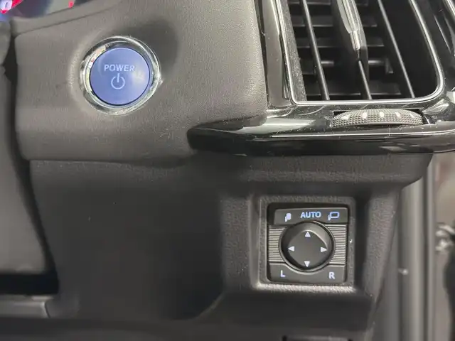 トヨタ クラウン ハイブリッド RS 三重県 2018(平30)年 1.3万km プレシャスブラックパール ハイブリッド/FR/MTモード付フロアCVT/純正 8インチナビ/（AM/FM/CD/DVD/Blu-ray/SDREC/SD/USB/Bluetooth/Miracast/AUX/TV）/バックガイドモニター/ドライブレコーダー 前方/ビルトイン ETC2.0/Toyota Safety Sense/・プリクラッシュセーフティ/・レーントレーシングアシスト/・レーダークルコン/・ロードサインアシスト/・【OP】アダプティブハイビームシステム/・ブラインドスポットモニター＋リヤクロストラフィックオートブレーキ/・インテリジェントクリアランスソナー［パーキングサポートブレーキ（静止物）］/など/装備/・【OP】3眼LEDヘッドランプ/・シートヒーター（D/N）/・ステアリングヒーター/・パワーシート（D8way＋ランバーサポート/N4way（肩口スイッチ付））/・カラーヘッドアップディスプレイ/・左右独立オートエアコン/・雨滴感応式フロントワイパー/・オートライト/・純正18inAW/・プッシュスタート/・ステアリングスイッチ/・保/取/ナビ取/・スマートキーx2/など