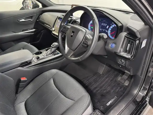 トヨタ クラウン ハイブリッド RS 三重県 2018(平30)年 1.3万km プレシャスブラックパール ハイブリッド/FR/MTモード付フロアCVT/純正 8インチナビ/（AM/FM/CD/DVD/Blu-ray/SDREC/SD/USB/Bluetooth/Miracast/AUX/TV）/バックガイドモニター/ドライブレコーダー 前方/ビルトイン ETC2.0/Toyota Safety Sense/・プリクラッシュセーフティ/・レーントレーシングアシスト/・レーダークルコン/・ロードサインアシスト/・【OP】アダプティブハイビームシステム/・ブラインドスポットモニター＋リヤクロストラフィックオートブレーキ/・インテリジェントクリアランスソナー［パーキングサポートブレーキ（静止物）］/など/装備/・【OP】3眼LEDヘッドランプ/・シートヒーター（D/N）/・ステアリングヒーター/・パワーシート（D8way＋ランバーサポート/N4way（肩口スイッチ付））/・カラーヘッドアップディスプレイ/・左右独立オートエアコン/・雨滴感応式フロントワイパー/・オートライト/・純正18inAW/・プッシュスタート/・ステアリングスイッチ/・保/取/ナビ取/・スマートキーx2/など