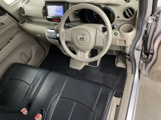 ホンダ Ｎ ＢＯＸ ＋ G 鹿児島県 2014(平26)年 6.7万km カトラリーシルバーM 社外ナビ/(BT/CD/DVD/AM/FM/フルセグTV)/前後ドライブレコーダー/アイドリングストップ/ベンチシート/チップアップシート/レザー調シートカバー/運転席シートハイトアジャスター/プラズマクラスター搭載エアコン/スペアキー/オートライト