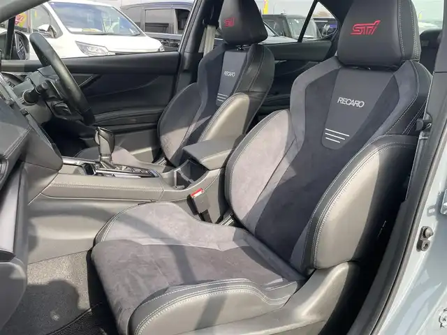 スバル ＷＲＸ Ｓ４ STIスポーツシャープ 東京都 2024(令6)年 0.8万km グレー 【特別仕様　500台限定車】/カラー：オフショアルブルーM（XDB）/haman/kardonプレミアムサウンド/245/35R19 ハイパフォーマンスタイヤ/（ミシュラン パイロット スポーツ 5）/STI製フレキシブルパフォーマンスホイール/（BBS 19 インチ）/鍛造・スーパーブラックハイラスター塗装/STI製フレキシブルドロータワーバー（STI Sport♯ロゴ付）/STI製フレキシブルドロースティフナー フロント/リヤ/本革巻ステアリングホイール/（シルバーステッチ、高触感革、ピアノブラック調加飾パネル）/シフトブーツ（シルバーステッチ）/RECARO フロントシート/［ブラック、ウルトラスエード+合成皮革（シルバーステッチ）+STI ロゴ入り］&リヤシート［ブラック、ウルトラスエード+合成皮革（シルバーステッチ）］/運転席＆助手席 8 ウェイパワーシート/シートヒーター/メーカーナビ/CD/DVD/BT/AM/FM/USB/TV/AppleCarplay/androidauto/マルチビューモニター/リアビークルディテクション（SRVD）/STiスポイラー「フロント・サイド・リア」/STiリアディフューザー/ビルトインETC2.0/PROVAダウンサス（純正サス積込）