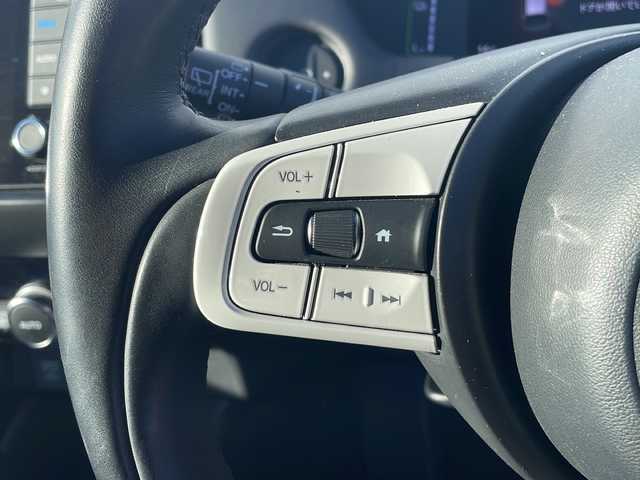 ホンダ フィット e:HEVホーム 三重県 2020(令2)年 4.2万km プラチナホワイトパール 純正９型ナビ/バックカメラ　/追従クルーズコントロール/レーンキープアシスト/ＥＴＣ/ナビ連動ドラレコ/衝突軽減システム/標識認識システム/先行車発進告知/ＳＯＳコール/ＬＥＤオートライト/電子パーキング/盗難防止装置/電動格納ミラー/禁煙車