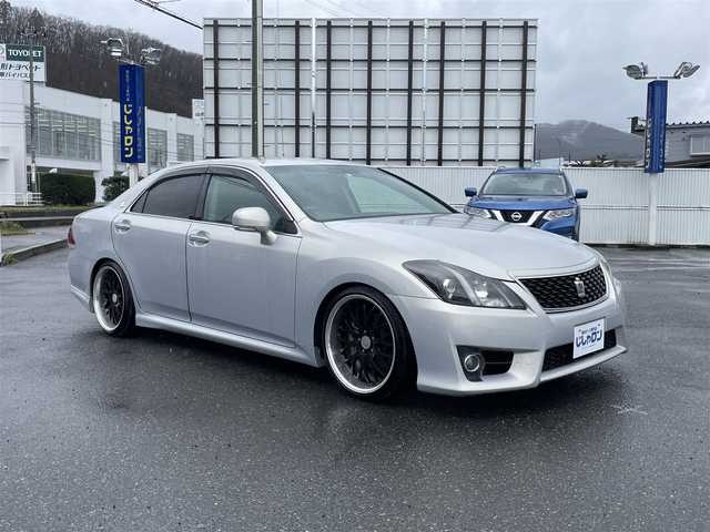 トヨタ クラウン アスリート アニバーサリーエディション 山形県 2011(平23)年 8.1万km プレミアムシルバーパール (株)IDOMが運営する【じしゃロン山形店】の自社ローン専用車両になります。/こちらは現金またはオートローンご利用時の価格です。/自社ローンご希望の方は別途その旨お申付け下さい。/純正ナビ　/　CD/DVD/Bluetooth/フルセグ /バックカメラ/電動リヤシェード/クルーズコントロール/車高調/HIDヘッドライト/フォグライト/黒革　エアーシート/イージークローザー