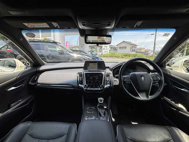 トヨタ クラウン ハイブリッド RS アドバンス 熊本県 2018(平30)年 4万km ホワイトパールクリスタルシャイン サンルーフ/純正ナビ/【フルセグTV/CD/DVD/Bluetooth/ラジオ 】/パノラミックビューモニター/デジタルインナーミラー/レーダークルーズコントロール/パドルシフト/レーントレーシングアシスト/プリクラッシュセーフティ/ブラインドスポットモニター/クリアランスソナー/リヤクロストラフィックアラート/リヤカメラディテクション/パーキングサポートブレーキ/ヘッドアップディスプレイ/ロードサインアシスト/先行車発進お知らせ機能/黒革シート/前席パワーシート/運転席シートメモリ/前席エアーシート/シートヒーター/純正18インチAW/オートライト/LEDヘッドライト/フォグランプ/ブレーキホールド/横滑り防止機能/革巻きステアリング/ステアリングスイッチ/保証書/取扱説明書/