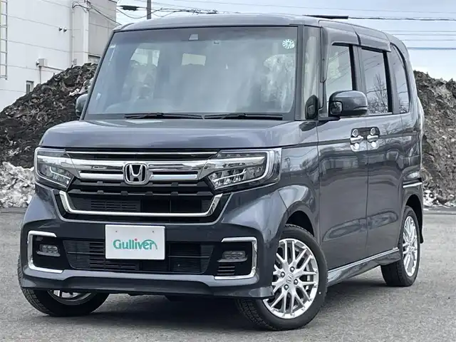 ホンダ Ｎ ＢＯＸ カスタム L ターボ 道央・札幌 2023(令5)年 1.2万km メテオロイドグレーメタリック ４WD/ワンオーナー/純正ディーラーOPナビ/AM/FM/CD/BT/衝突被害軽減ブレーキ/横滑り防止装置/アダプティブクルーズコントロール/レーンキープアシスト/リヤパーキングセンサー/バックカメラ/ドライブレコーダー/アイドリングストップ/ECONモード/両側パワースライドドア/前席シートヒーター/ハーフレザーシート/革巻きステアリング/ステアリングリモコン/パドルシフト/電動パーキング/ブレーキホールド/USBポート/プッシュスタート/スマートキー/LEDヘッドライト/オートライト/オートハイビーム/フォグランプ/電動格納ミラー/ヒーテッドドアミラー/ウィンカーミラー/純正ラバーフロアマット/ドアバイザー/スペアキー/社外AW付夏タイヤ積込/165/55/R15/2023年/山3mm