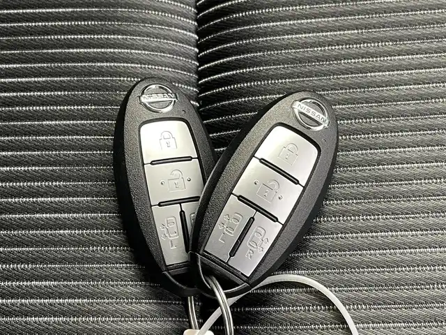 日産 セレナ e－パワー ハイウェイスター V 千葉県 2020(令2)年 4.6万km ダークメタルグレー 禁煙車/両側パワースライドドア/純正メモリナビ（MM319-D）/地図SD無のため確認できず。/フロントカメラ/サイドカメラ/バックカメラ/全方位カメラ/リアモニター/アラウンドビューモニター/セーフティーパックB/・SRSカーテンエアバッグシステム&サイドエアバッグシステム/・インテリジェント ルームミラー/・インテリジェント アラウンドビューモニター（移動物 検知機能付）/・インテリジェント DA（ふらつき警報）/・ヒーター付ドアミラー/・電動パーキングブレーキ/・オートブレーキホールド/・プロパイロット/・ステアリングスイッチ/追走型クルーズコントロール/コーナーセンサー/ブラインドスポットモニター/パーキングアシスト/ビルトインETC/オートライト/LEDヘッドライト/純正16インチアルミホイール/純正フロアマット
