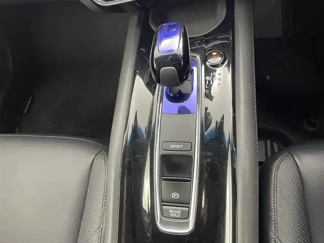 ホンダ ヴェゼル ハイブリッド Z ホンダセンシング 熊本県 2017(平29)年 6万km クリスタルブラックパール 禁煙車　/純正ナビ（ＣＤ・ＤＶＤ・フルセグ・ＢＴ・ＳＤ・ipod・ＵＳＢ）/バックカメラ　/純正前方ドライブレコーダー　/ビルトインＥＴＣ　/ホンダセンシング　/衝突軽減ブレーキ　/レーダークルーズコントロール　/レーンキープアシスト/前席シートヒータ/前席パワーシート/横滑り防止/アイドリングストップ/純正フロアマット/純正１７インチAW/オートライト/LEDヘッドライト/フォグライト/スマートキー/プッシュスタート