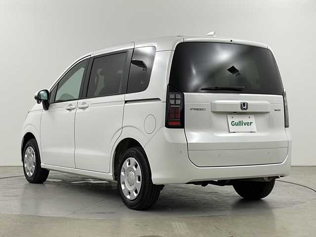 ホンダ フリード ハイブリット e:HEV AIR 道央・札幌 2024(令6)年 0.5万km プラチナホワイトパール ・4WD  /e:HEV/・ホンダセンシング/・衝突被害軽減システム/盗難防止装置/・追従式クルーズコントロール/・コンフォートビュパッケージ/・純正12インチHonda CONNECT for Gathers/・ナビ/Bluetooth/USB/・バックカメラ/・両側パワースライドドア/・レーンアシスト/コーナーセンサー/・横滑り防止装置/・LEDオートライト/・オートマチックハイビーム/・運転席＆助手席シートヒーター/・ロールサンシェード（スライドドア両側）/・ウォークスルー/・スマートキー/・ETC