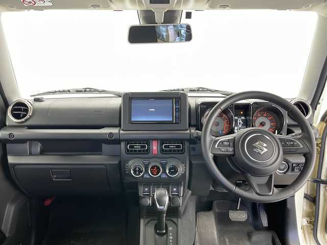 スズキ ジムニー XC 長野県 2022(令4)年 1.7万km シフォンアイボリーメタリックブラック2トーンルーフ 4WD/社外メモリナビ&フルセグTV&CD&DVD&BT/クルーズコントロール/車線逸脱警報/衝突軽減ブレーキ/アイドリングストップ/前席シートヒーター/ステアリングスイッチ/LEDヘッドライト/オートライト/フロントフォグランプ/ヘッドライトウォッシャー/電動格納ミラー/ドアミラーヒーター/社外16インチAW装着/社外フェンダーモール/社外フロアマット/純正ドアバイザー/背面タイヤ/プッシュスタート/スマートキー