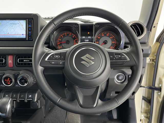 スズキ ジムニー XC 長野県 2022(令4)年 1.7万km シフォンアイボリーメタリックブラック2トーンルーフ 4WD/社外メモリナビ&フルセグTV&CD&DVD&BT/クルーズコントロール/車線逸脱警報/衝突軽減ブレーキ/アイドリングストップ/前席シートヒーター/ステアリングスイッチ/LEDヘッドライト/オートライト/フロントフォグランプ/ヘッドライトウォッシャー/電動格納ミラー/ドアミラーヒーター/社外16インチAW装着/社外フェンダーモール/社外フロアマット/純正ドアバイザー/背面タイヤ/プッシュスタート/スマートキー