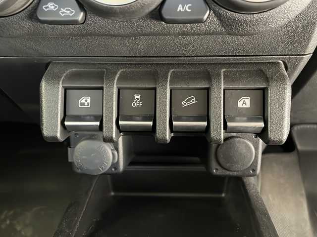 スズキ ジムニー XC 長野県 2022(令4)年 1.7万km シフォンアイボリーメタリックブラック2トーンルーフ 4WD/社外メモリナビ&フルセグTV&CD&DVD&BT/クルーズコントロール/車線逸脱警報/衝突軽減ブレーキ/アイドリングストップ/前席シートヒーター/ステアリングスイッチ/LEDヘッドライト/オートライト/フロントフォグランプ/ヘッドライトウォッシャー/電動格納ミラー/ドアミラーヒーター/社外16インチAW装着/社外フェンダーモール/社外フロアマット/純正ドアバイザー/背面タイヤ/プッシュスタート/スマートキー