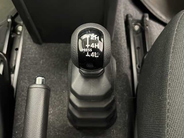 スズキ ジムニー XC 長野県 2022(令4)年 1.7万km シフォンアイボリーメタリックブラック2トーンルーフ 4WD/社外メモリナビ&フルセグTV&CD&DVD&BT/クルーズコントロール/車線逸脱警報/衝突軽減ブレーキ/アイドリングストップ/前席シートヒーター/ステアリングスイッチ/LEDヘッドライト/オートライト/フロントフォグランプ/ヘッドライトウォッシャー/電動格納ミラー/ドアミラーヒーター/社外16インチAW装着/社外フェンダーモール/社外フロアマット/純正ドアバイザー/背面タイヤ/プッシュスタート/スマートキー