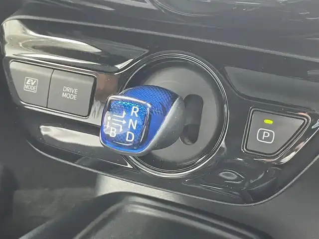 トヨタ プリウス S ツーリングセレクション 滋賀県 2022(令4)年 6.5万km プラチナホワイトパールマイカ モデリスタエアロ/純正ナビ付ディスプレイオーディオ/社外デジタルインナーミラー/社外ドライブレコーダー/クルーズコントロール/LEDヘッドライト/合皮レザーシート/シートヒーター/革巻きステアリング/純正１７AW/オートマチックハイビーム/コーナーセンサー/バックカメラ/Bluetooth/ETC/スマートキー
