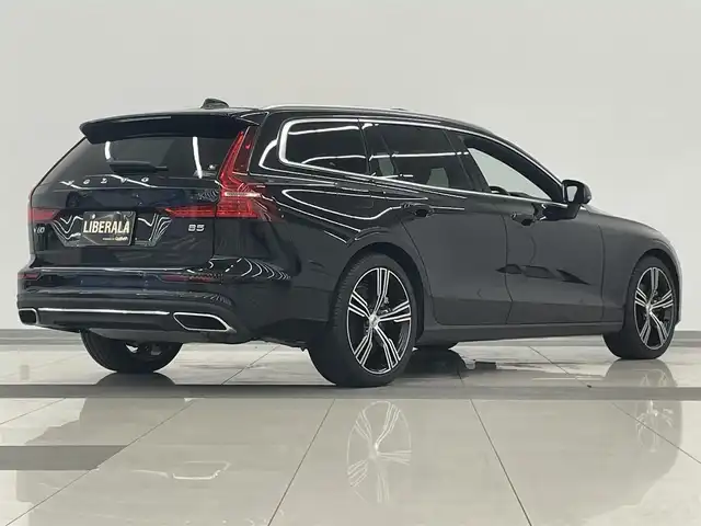 ボルボ Ｖ６０ B5 インスクリプション 岡山県 2021(令3)年 3.2万km オニキスブラックP クライメートＰＫＧ/・フロントシートヒーター/・ステアリングホイールヒーター/・リアシートヒーター/・ウオッシャー一体型フロントワイパー/パノラマガラスＳＲ/ＦＯＰ19インチアルミ/harman/kardon/ブラウンレザーシート/ベンチレーションシート（Ｄ／Ｎ）/シートヒーター（ＡＬＬ）/パワーシート/ＬＥＤヘッドライト/オートハイビーム/パワーテールゲート/純正ナビ/フルセグTV/360°カメラ/アップルカープレイ/アンドロイドオート/ACC/LKA/BLIS/HUD
